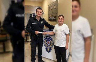 12 yaşındaki çocuk, bankamatikte bulduğu parayı...