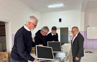 130 mezun 50 yıl önce mezun oldukları liseye bilgisayar...