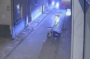 17 yaşındaki sürücü, kamyonetle trafik polisine...