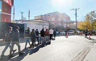 23 düzensiz göçmen ile 2 insan kaçakçısı yakalandı