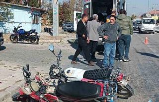 2 motosikletin çarpıştığı kazada sürücüler...