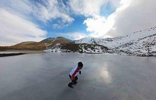 3 bin 549 rakımda buz pateni yaptı