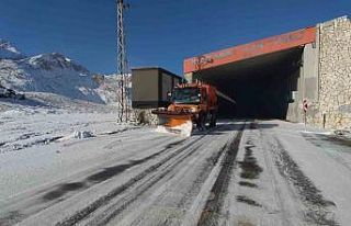 3 bin rakımlı Karabet Geçidi’nde kar mesai erken...