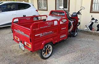 3 tekerli motosiklet virajı alamayarak devrildi:...