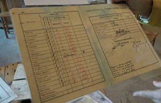 49 yıllık hatıralarını okulun müzesine hediye...