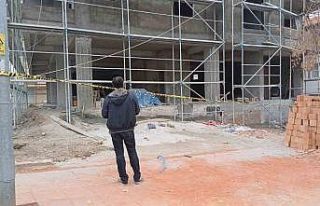4’üncü kattan düşen inşaat işçisi ağır...