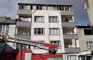 5 katlı apartmanın çatı katında yangın