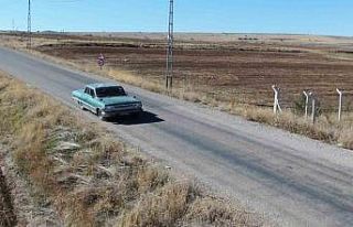 63 model antika otomobili ile yolda kalanların yardımına...