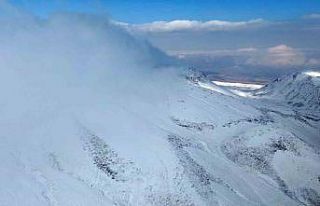 Adilcevaz’ın yüksek kesimleri beyaza büründü