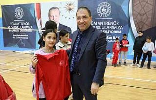 Ağrı’da sporculara eşofman takımı desteği...