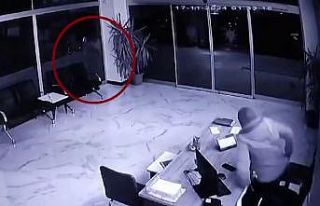 AK Parti Beylikdüzü ilçe binasına taşlı saldırı...