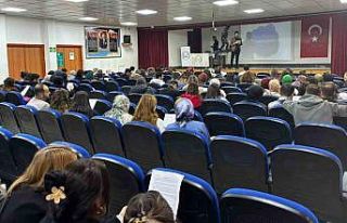 Akademisyenler uzak ilçelerdeki öğretmenlerle bir...