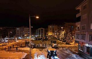 Akdağmadeni’nde yoğun kar mesaisi devam ediyor