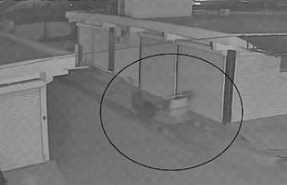 Akıl almaz olay; at arabasıyla gelip, sitenin demir...