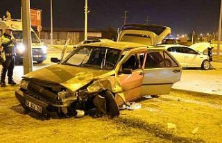 Aksaray’da 2 otomobil çarpıştı: 2’si çocuk...