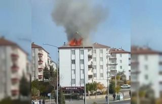 Aksaray’da 5 katlı apartmanın çatısı alev alev...