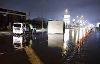 Aksaray’da fırtına konteynerleri karayoluna uçurdu
