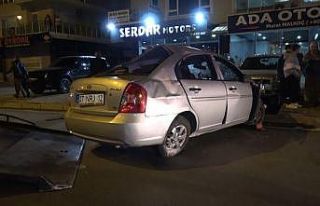 Alanya’da otomobil palmiye ağacına çarptı: 1...