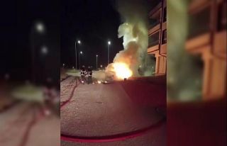 Alev topuna dönen otomobilden geriye hurda yığını...