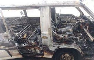 Alevlere teslim olan minibüs küle döndü