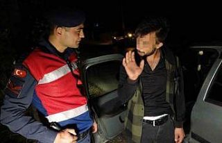 Alkolün etkisiyle arabada sızdı, uyandırılınca...