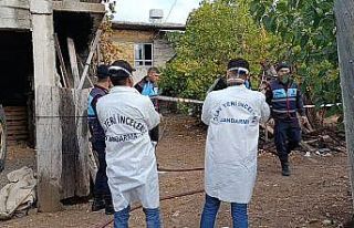 Alzheimer hastası yaşlı kadın yanan evde hayatını...