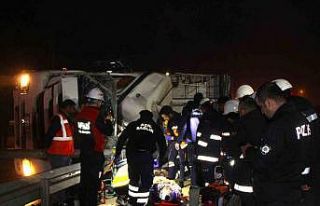 Amasya’da hurda yüklü tır devrildi, araçta sıkışan...