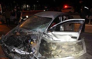 Amasya’da kontrolden çıkan otomobil duvara çarptı:...