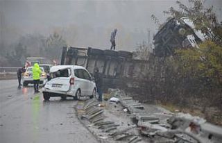 Amasya’da polis otosuna kaza yerinde tır çarptı