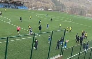 Amatör maçta saha karıştı, futbolcular taşlı...