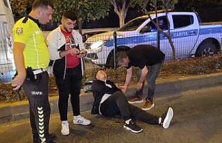 Aniden şerit değiştiren otomobile arkadan çarptı:...