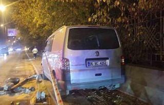 Ankara’da panelvan araç kırmızı ışıkta bekleyen...