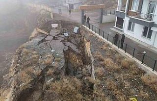 Ankara’da toprak kayması sonucu 10 katlı bina...