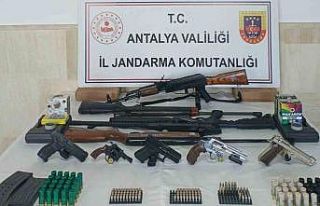 Antalya’da çok sayıda silah ve fişek ele geçirildi