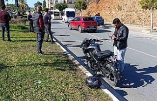 Antalya’da motosiklet minibüsle çarpıştı: 2...
