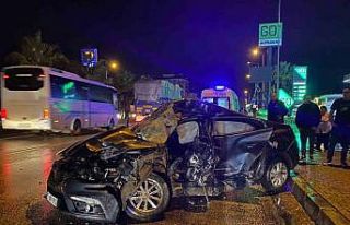 Antalya’da tur otobüsü otomobille çarpıştı:...