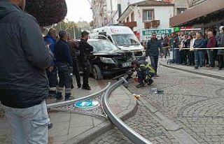 Aracın çarptığı aydınlatma direği yayaların...