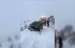 Ardahan’da kar ve tipide yolda mahsur kaldılar