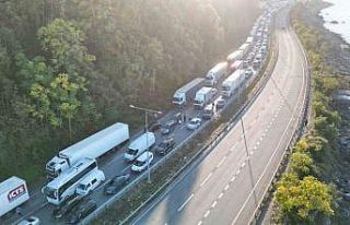 Artvin-Rize karayolu heyelan nedeniyle kapandı, uzun...