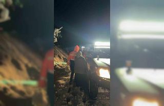 Artvin’de içerisinde hasta olan köy servisi kara...