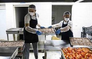 Aşevinden binlerce kişiye yemek yardımı yapılıyor