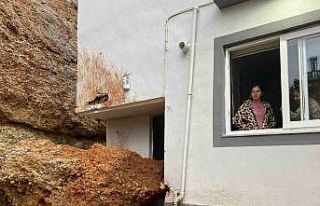 Aşırı yağış sebebiyle kopan kaya parçası evin...
