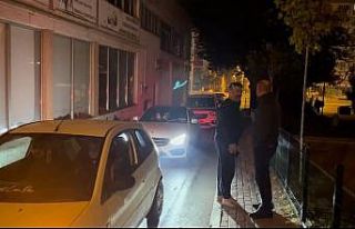 Ayakta zor yürüyen sürücü çekim yapan gazeteciyi...