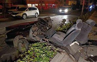 Aydınlatma direğine çarpan otomobil ikiye bölündü...