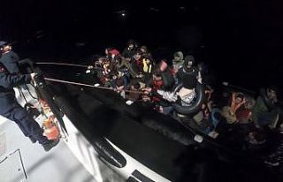 Ayvacık açıklarında lastik botları arıza yapan...