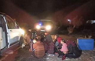 Ayvacık’ta 64 kaçak göçmen ile 3 göçmen kaçakçısı...