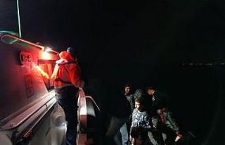 Ayvalık açıklarında 24 düzensiz göçmen yakalandı