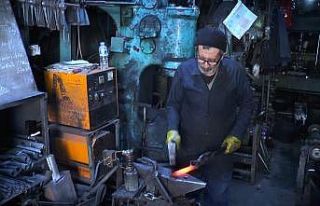 Baba yadigarı mesleğinde 53 yıldır demire şekil...