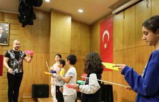 Bağcılar’da öğrenciler ara tatilde hem eğleniyor...