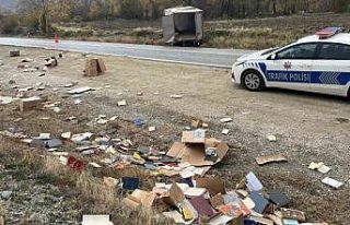 Bakanlığa ait kamyon kaza yaptı, kitaplar etrafa...